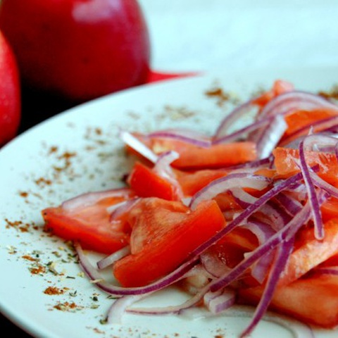 Салат с помидорами и красным луком (“красный салат”)
