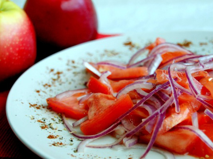 Салат с помидорами и красным луком (“красный салат”)