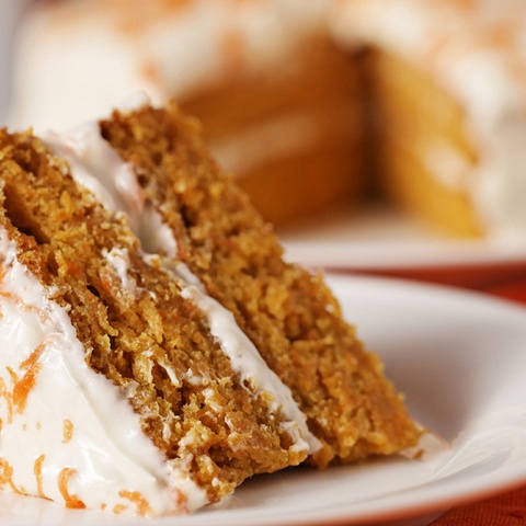 Рецепт вкусного торта с морковью и орехами: приготовьте свежий десерт с оранжевым настроением!