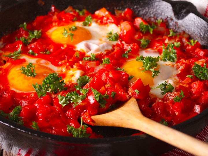 Яичница по-тунисски с помидорами и перцем в чугунной сковороде
