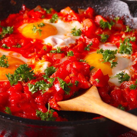 Яичница по-тунисски с помидорами и перцем в чугунной сковороде
